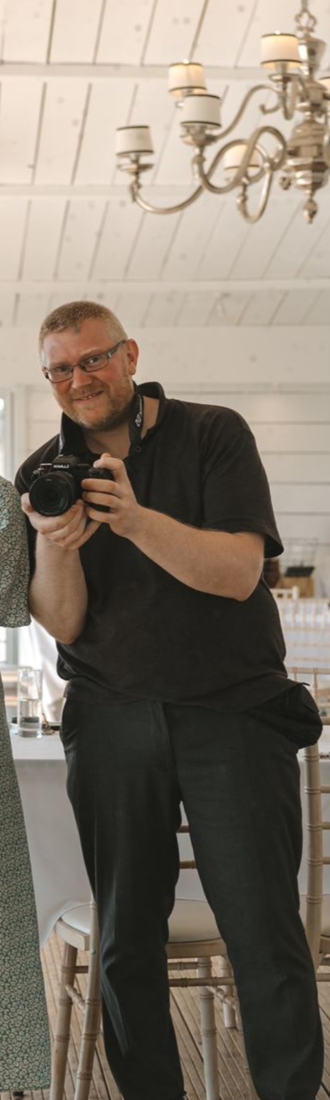 Photographer holding a camera Halem